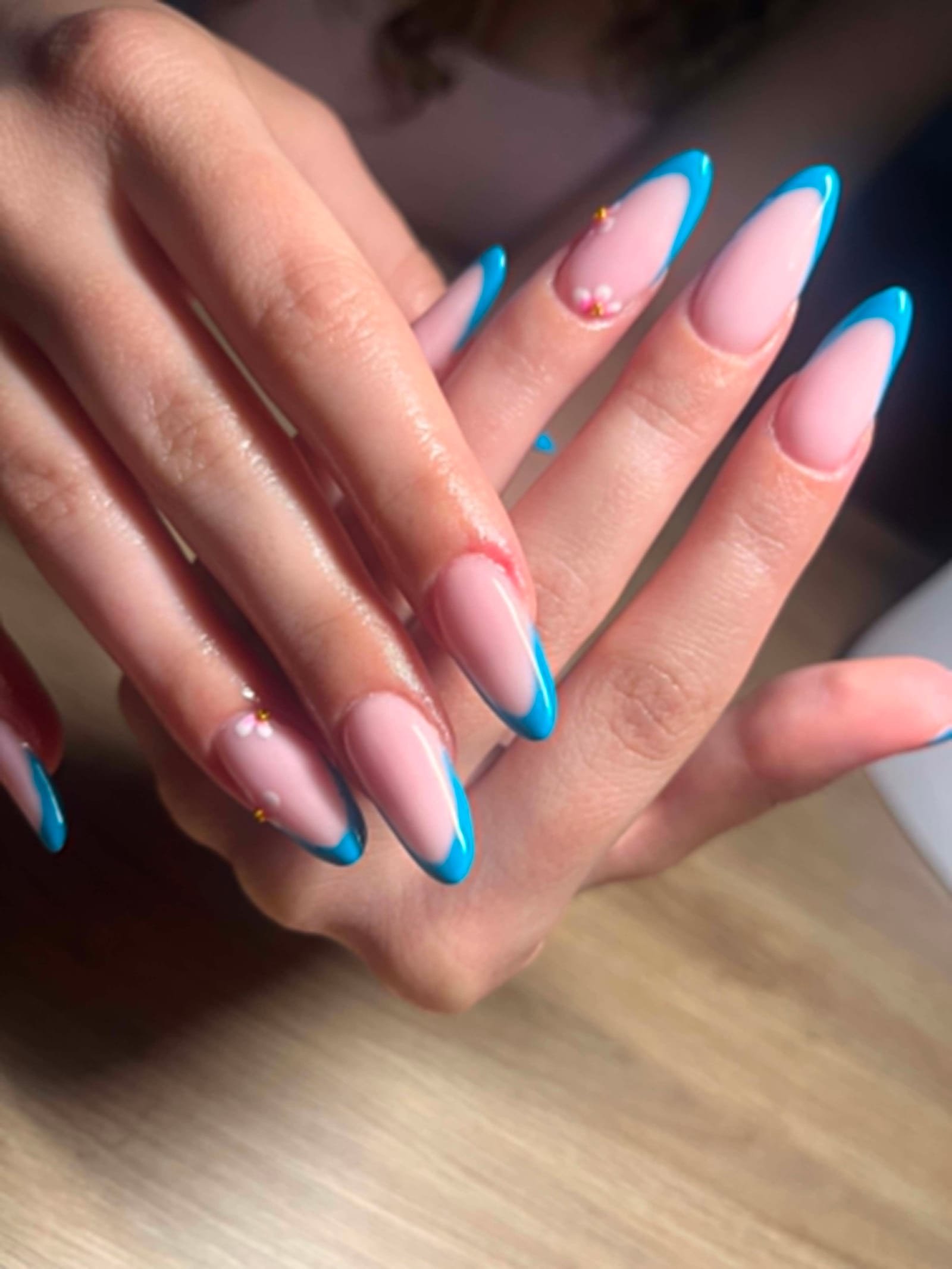 Francuski manicure z błękitnym rąbkiem, zbliżenie